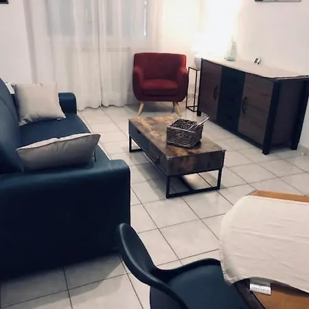 Votre Sejour A Sanary Dans Bas De Villa Avec Terrasse Vegetalisee Et Abritee Exposition Est Sud Ouest A 400M Du Centre Ville En Zone Pietonne Ou Tout Peut Se Faire A Pied Sanary-sur-Mer