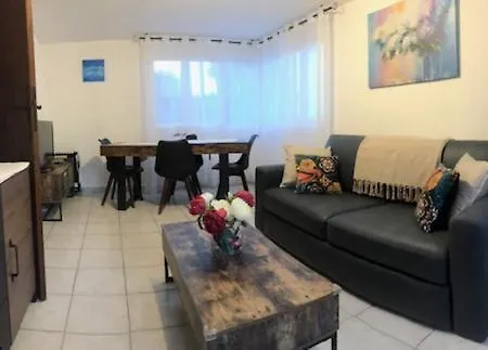Apartment Votre Sejour A Sanary Dans Bas De Villa Avec Terrasse Vegetalisee Et Abritee Exposition Est Sud Ouest A 400M Du Centre Ville En Zone Pietonne Ou Tout Peut Se Faire A Pied