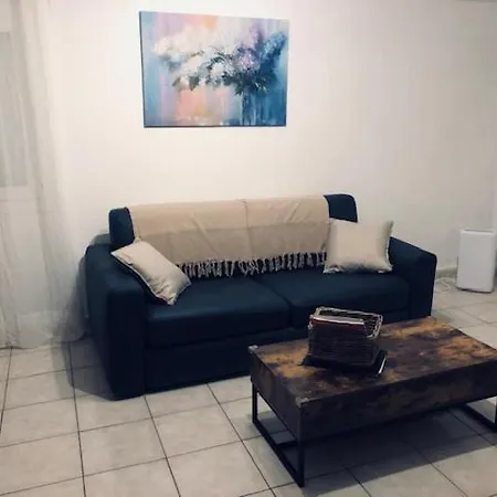 Apartment Votre Sejour A Sanary Dans Bas De Villa Avec Terrasse Vegetalisee Et Abritee Exposition Est Sud Ouest A 400M Du Centre Ville En Zone Pietonne Ou Tout Peut Se Faire A Pied